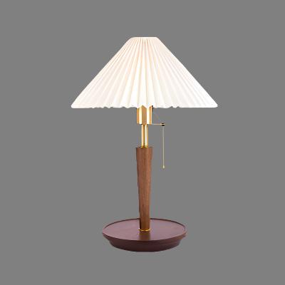 Luvikno | Elegant Vintage Woodly Bordlampe - Bordlampe med Plisert Design