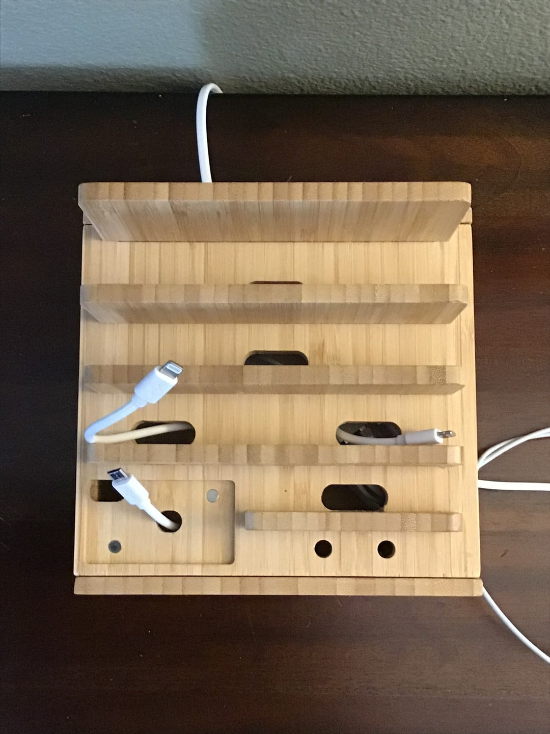 Luvikno | Tekavo ChargeDock LadeStasjon laget av Bambus | 5-Port USB & Organizer | For Smarttelefon, Nettbrett & Smartklokke | Inkl. Kabelsett
