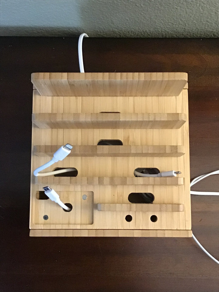 Luvikno | Tekavo ChargeDock LadeStasjon laget av Bambus | 5-Port USB & Organizer | For Smarttelefon, Nettbrett & Smartklokke | Inkl. Kabelsett