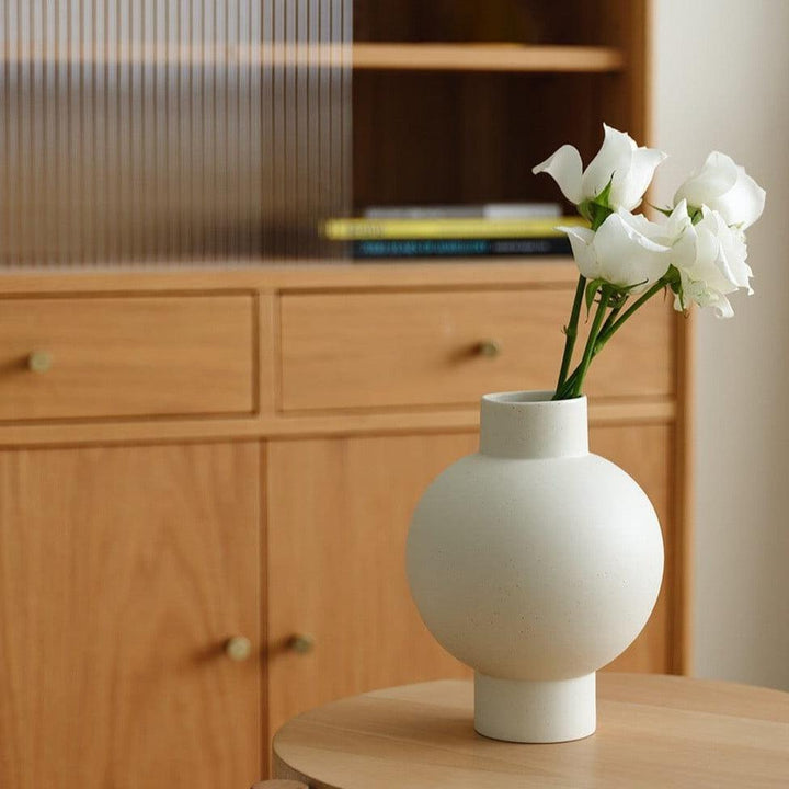 Elegant minimalist design med en glatt, buet silhuett Luvikno
