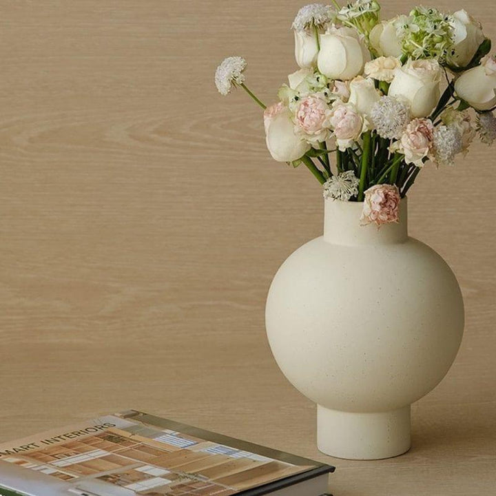 Elegant minimalist design med en glatt, buet silhuett Luvikno