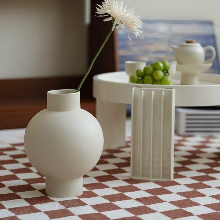 Elegant minimalist design med en glatt, buet silhuett Luvikno