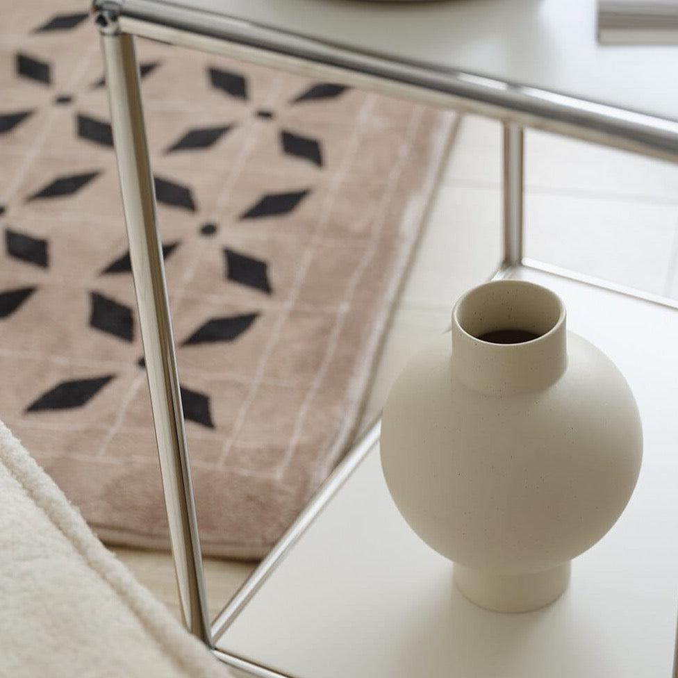 Elegant minimalist design med en glatt, buet silhuett Luvikno