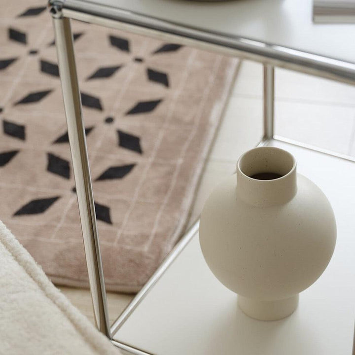 Elegant minimalist design med en glatt, buet silhuett Luvikno