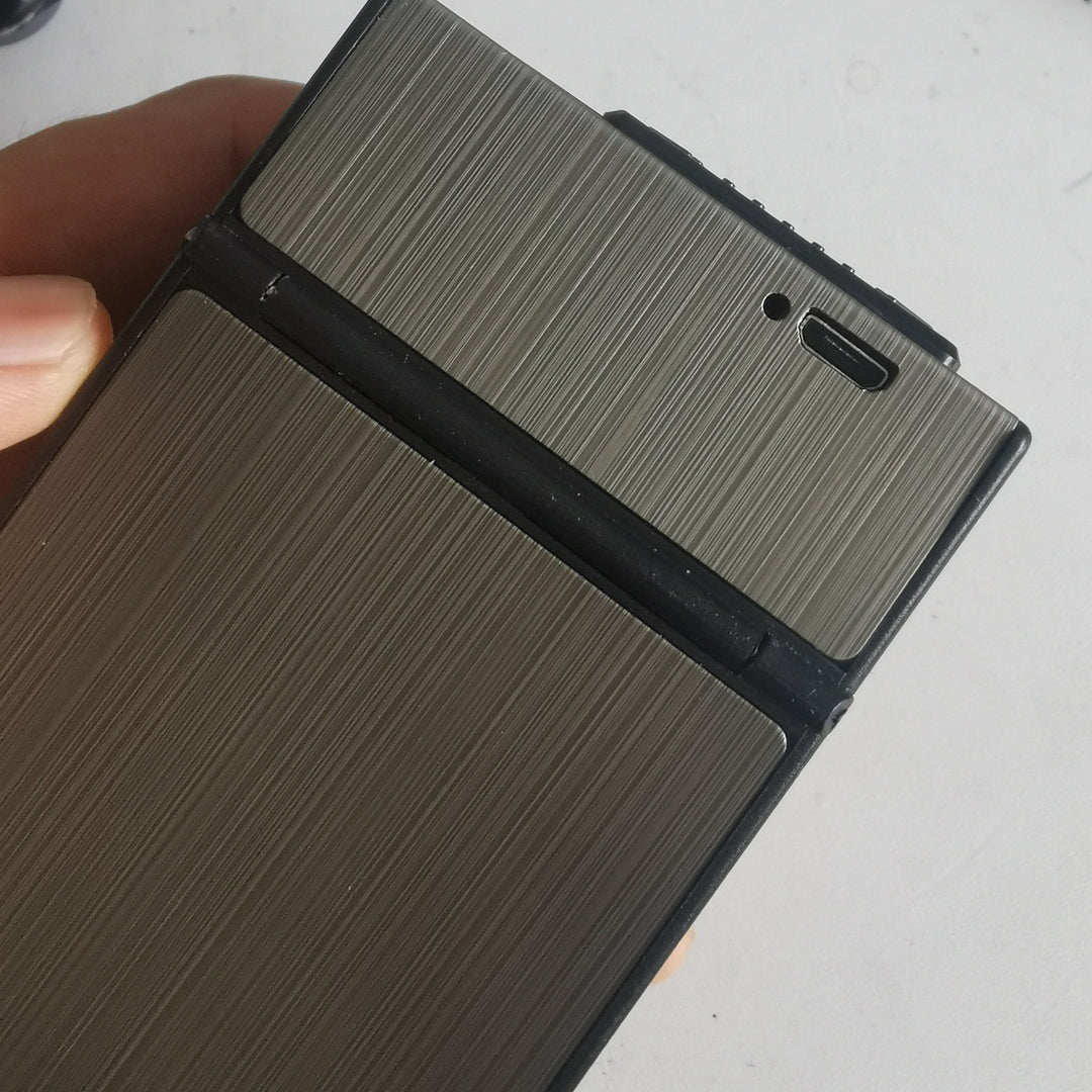 Luvikno | 2-i-1 USB oppladbar lighter og sigarettetui - Stilig herre 20-sigarett holder, fuktighetsbestandig og slitesterk