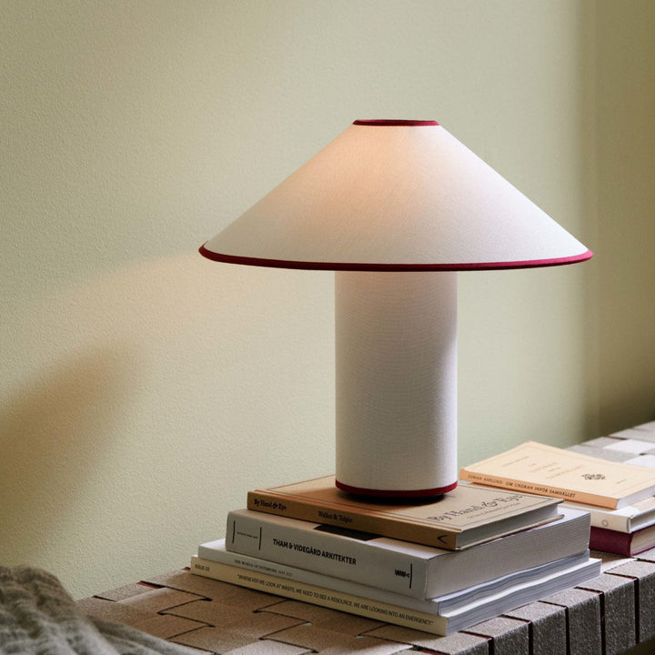 Bordlampe med tekstilskjerm – Lunara | Luvikno
