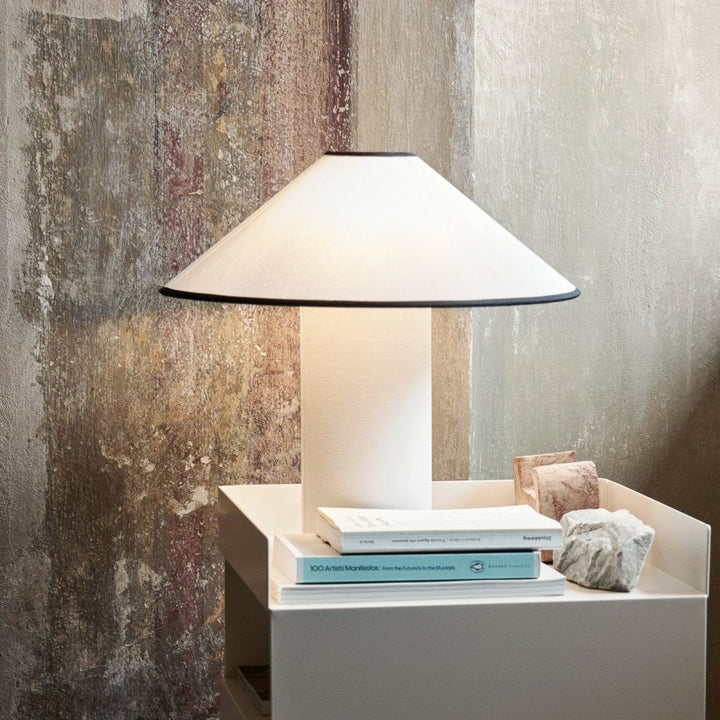 Bordlampe med tekstilskjerm – Lunara | Luvikno