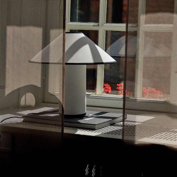 Bordlampe med tekstilskjerm – Lunara | Luvikno