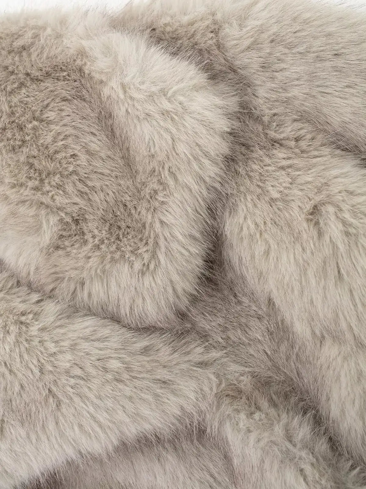 Luvik | Ylisuuria tekoturkistakkia