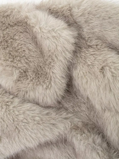 Luvik | Ylisuuria tekoturkistakkia