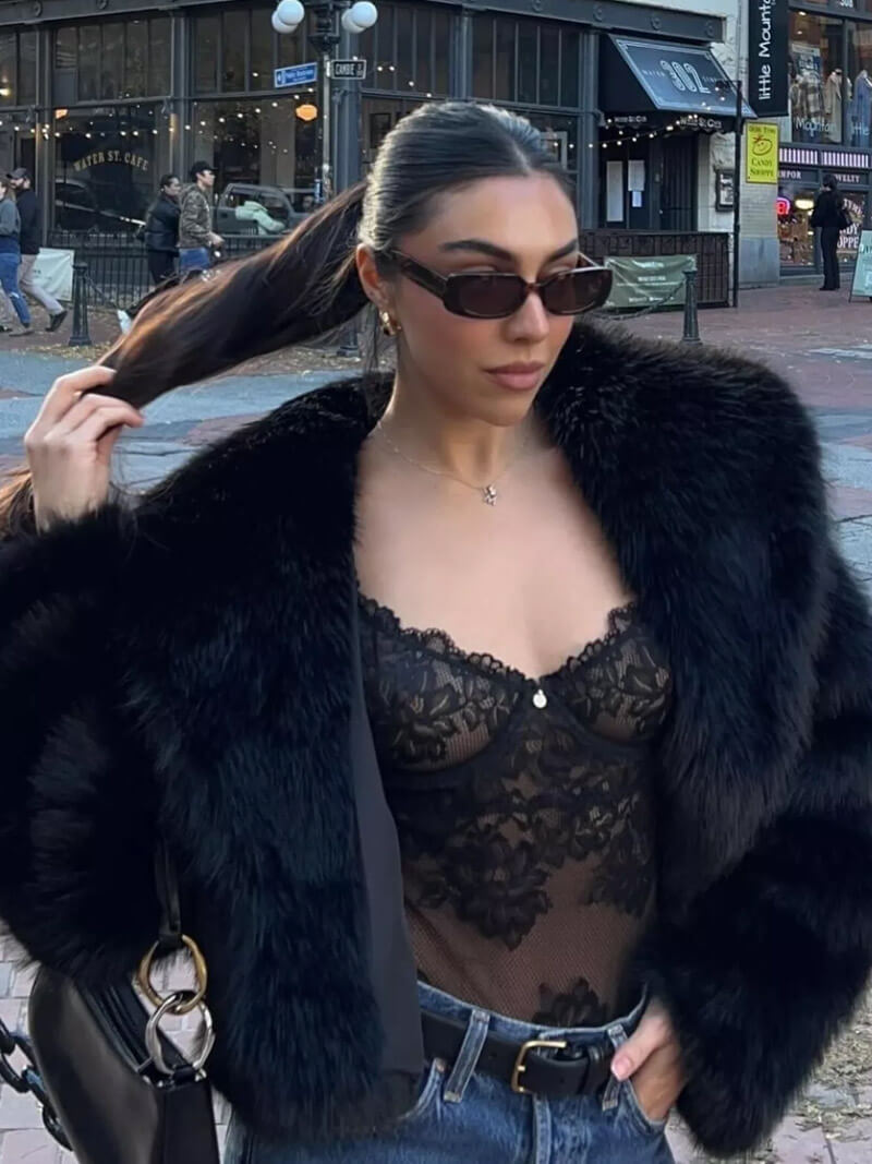 Luvik | Ylisuuria tekoturkistakkia