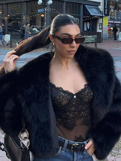 Luvik | Ylisuuria tekoturkistakkia