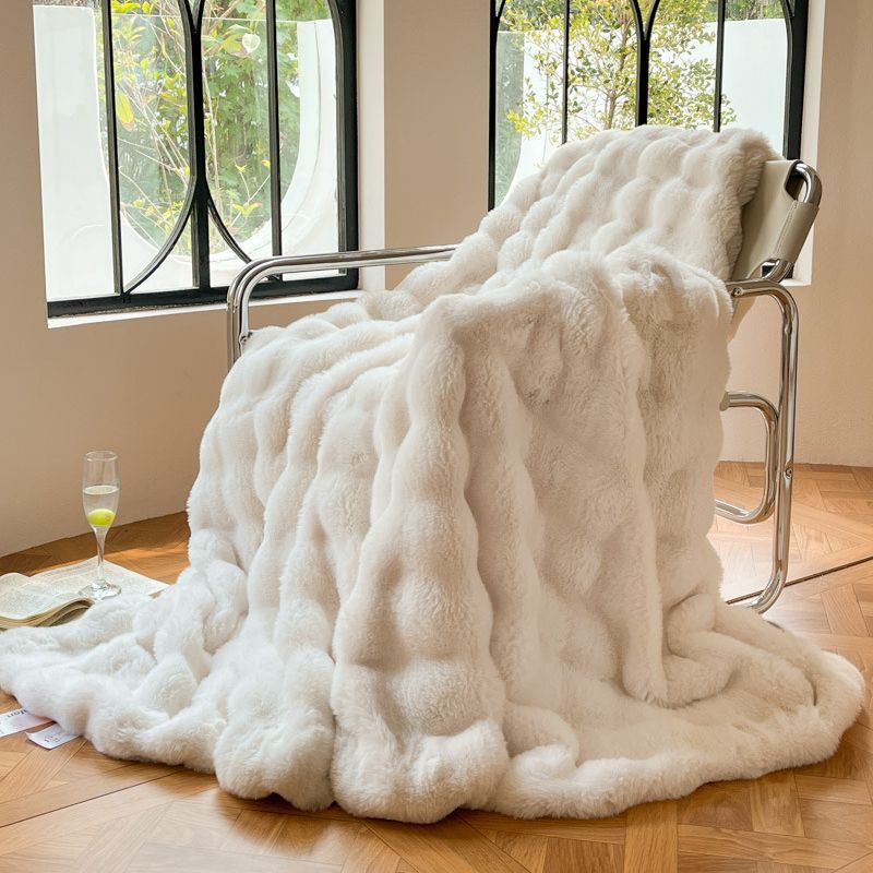 Plush falsk pels kastet for ultimate koselig varme | Luvikno