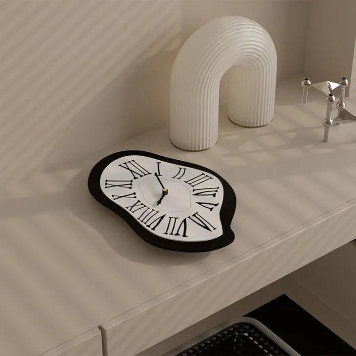 Surrealistisk veggdekorasjonsklokke med romerske tall – Moderne Dali-inspirert veggklokke for kunstelskere | Luvikno