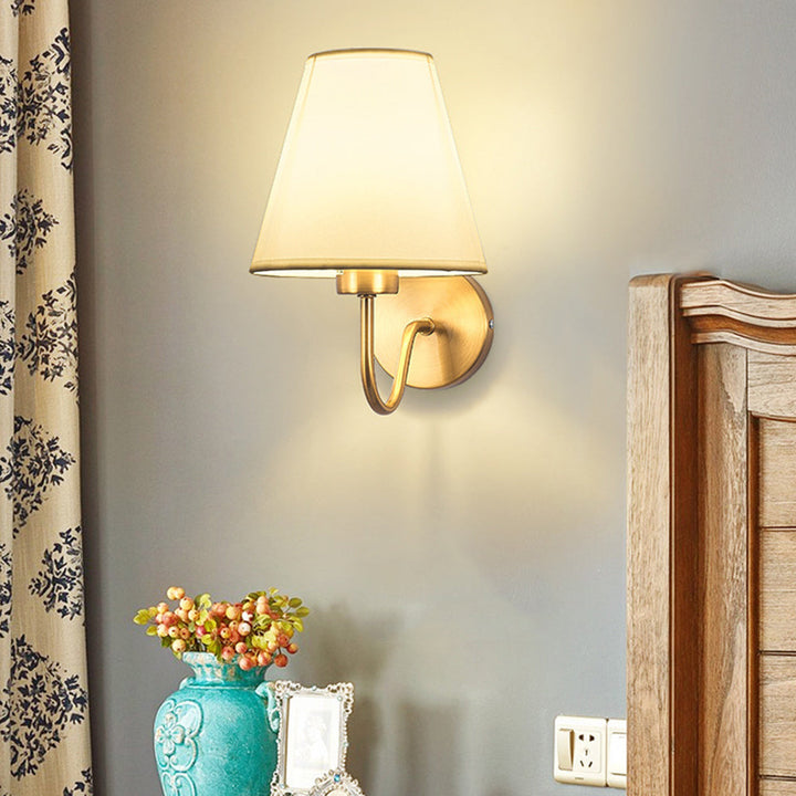Elegant vegglampe laget av stoff for vintage interiør – Stilfull belysning for stue og soverom | Luvikno