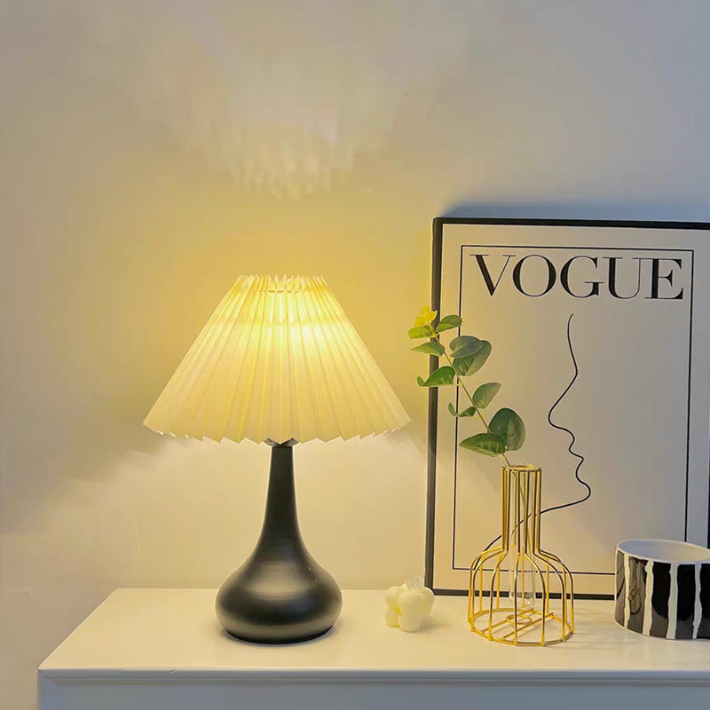 Nordisk Folds lampe med LED lys – Moderne dekorativ bordlampe for stue og soverom | Luvikno