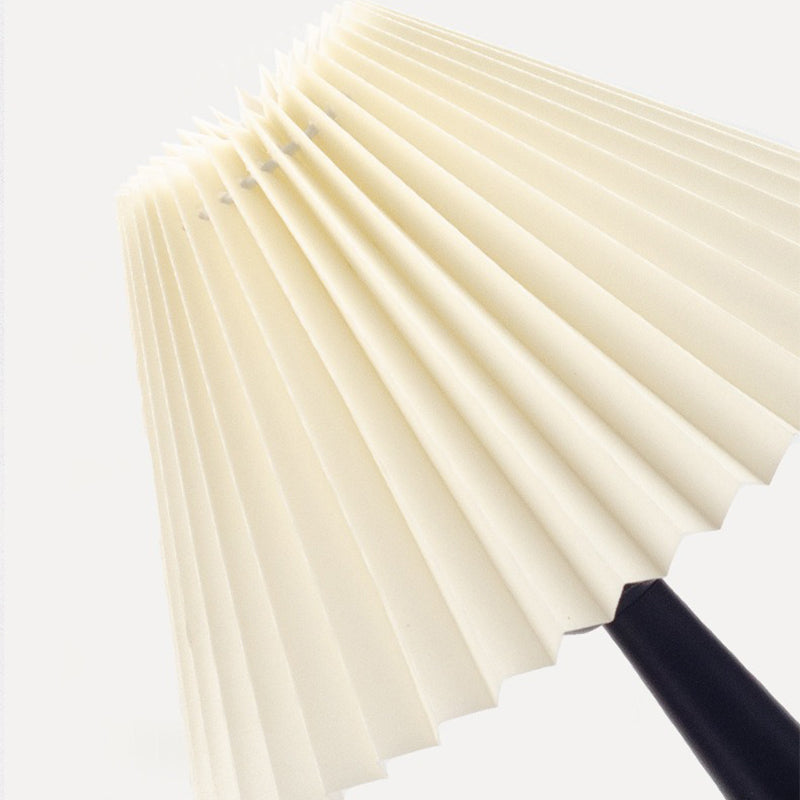 Nordisk Folds lampe med LED lys – Moderne dekorativ bordlampe for stue og soverom | Luvikno