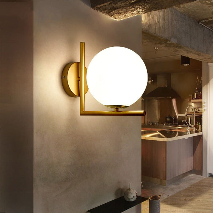 Moderne rund vegglampe med glasskuppel – Elegant veggfeste for soverom og stue | Luvikno