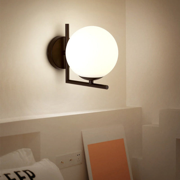 Moderne rund vegglampe med glasskuppel – Elegant veggfeste for soverom og stue | Luvikno