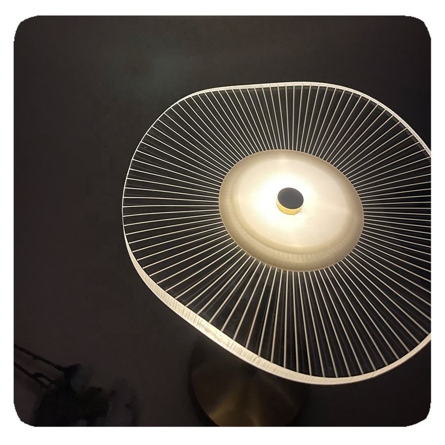 Luvikno | Elegant LED Skrivebordslampe med Justerbart Design