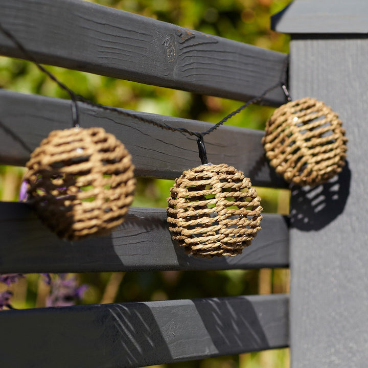 SolarGlow – Rattan Fe lys streng med magisk belysning Luvikno