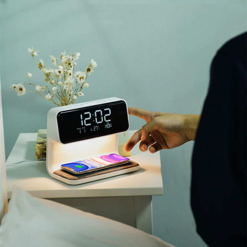 3-i-1 Nattbordlampe Lader Klokke | Luvikno