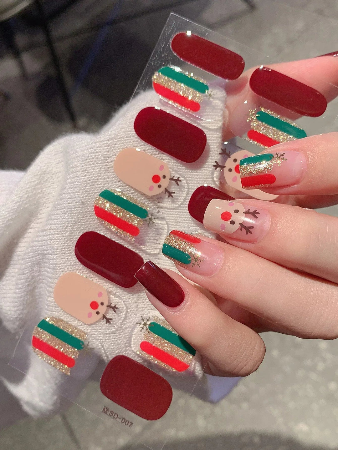 GlitzNail – Festive Christmas Nails Rask, Komplett Uten Salong Luvikno