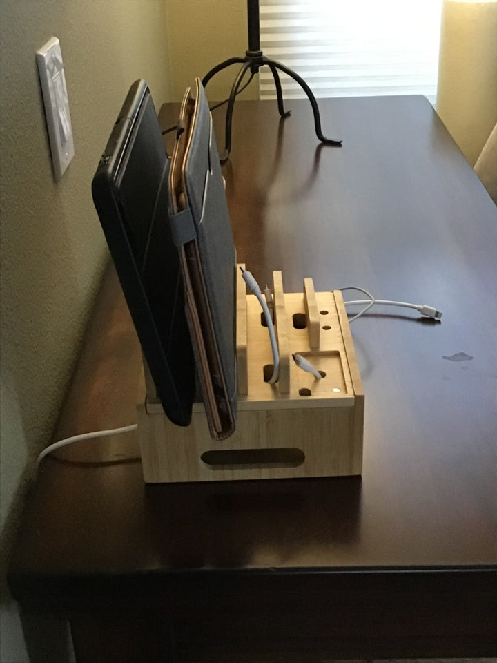 Luvikno | Tekavo ChargeDock LadeStasjon laget av Bambus | 5-Port USB & Organizer | For Smarttelefon, Nettbrett & Smartklokke | Inkl. Kabelsett