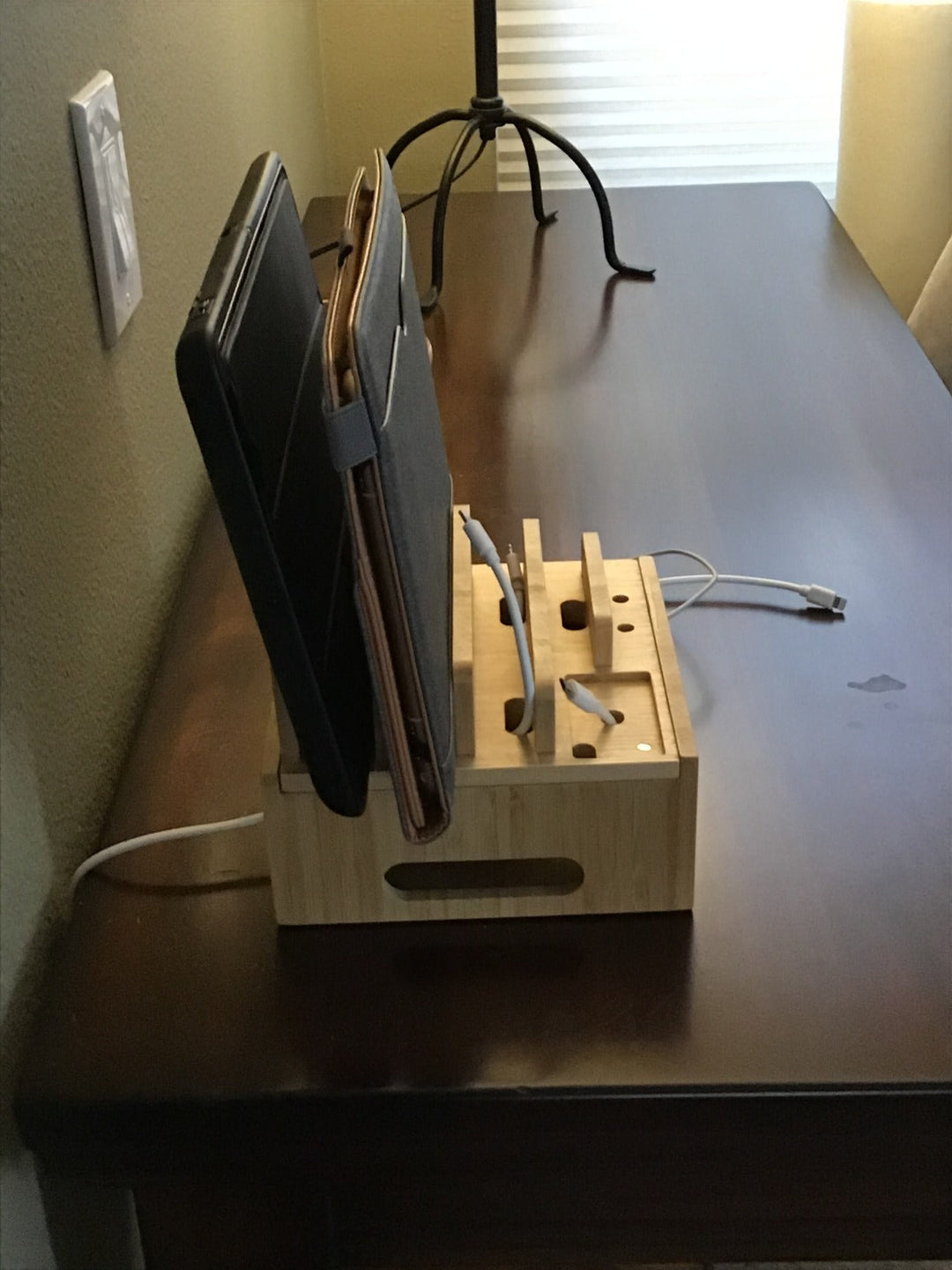 Luvikno | Tekavo ChargeDock LadeStasjon laget av Bambus | 5-Port USB & Organizer | For Smarttelefon, Nettbrett & Smartklokke | Inkl. Kabelsett