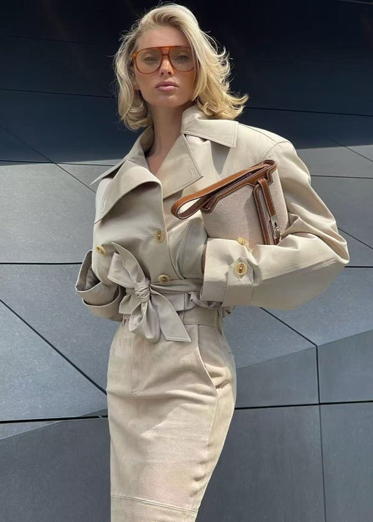 Luvik | Lyhyt vyötrench takki, jossa on ylisuuret läpät