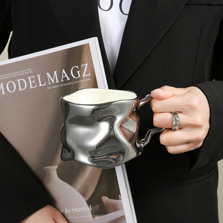 CreArt Mug – Håndlaget keramisk kaffekopp med unikt krøllet design | Luvikno