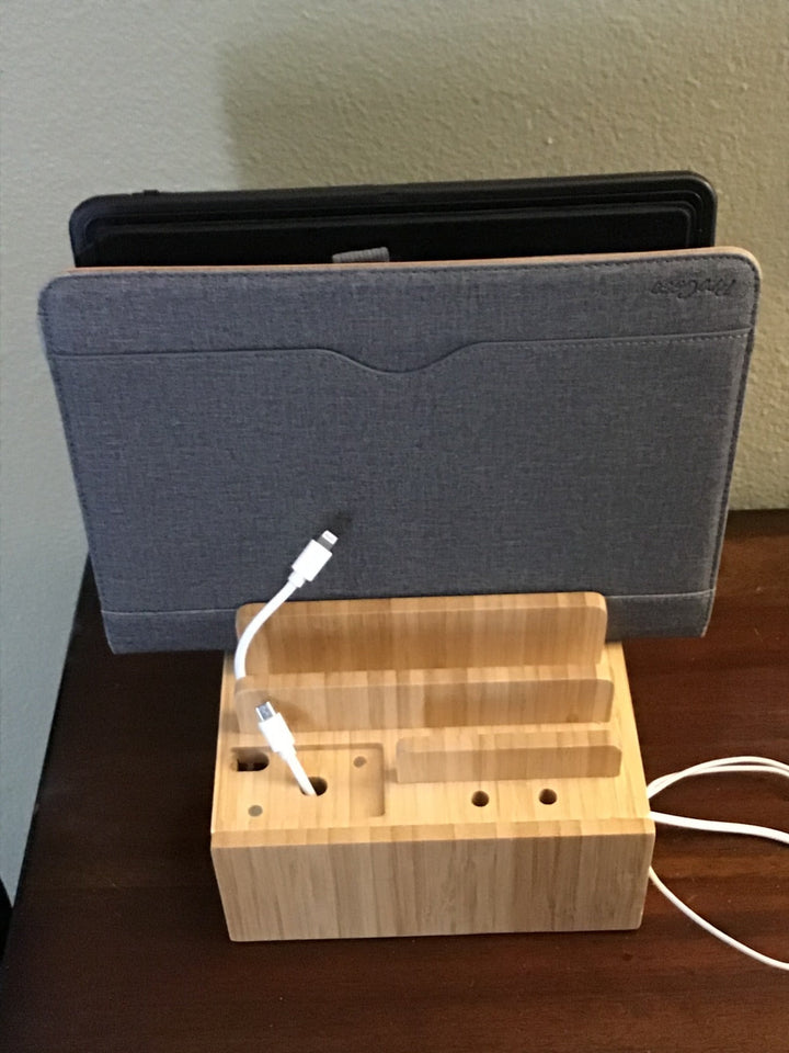 Luvikno | Tekavo ChargeDock LadeStasjon laget av Bambus | 5-Port USB & Organizer | For Smarttelefon, Nettbrett & Smartklokke | Inkl. Kabelsett