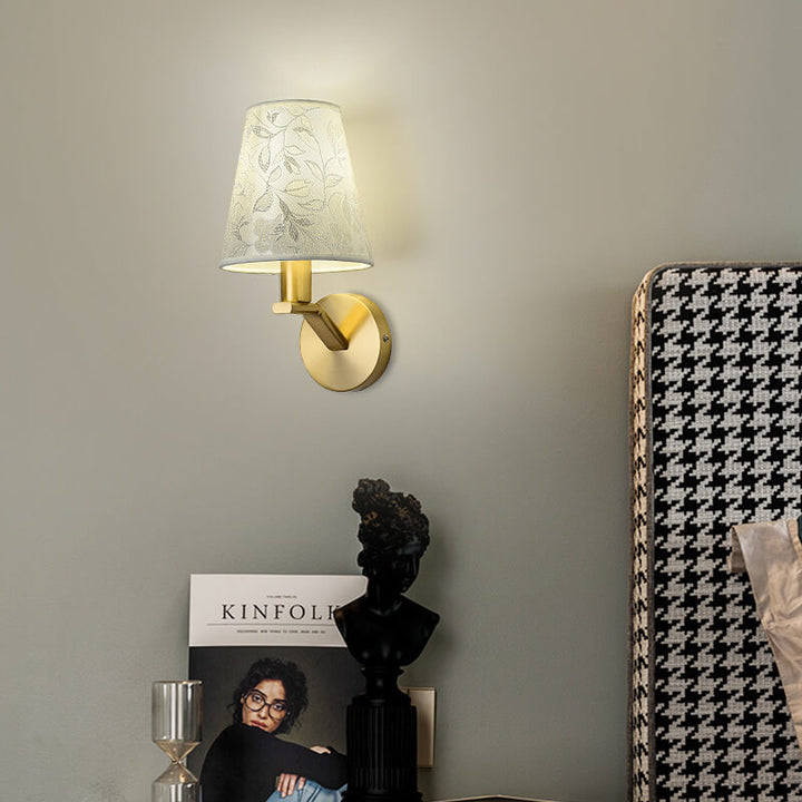 Stilig stoffvegglampe med elegant blomstermønster | Luvikno