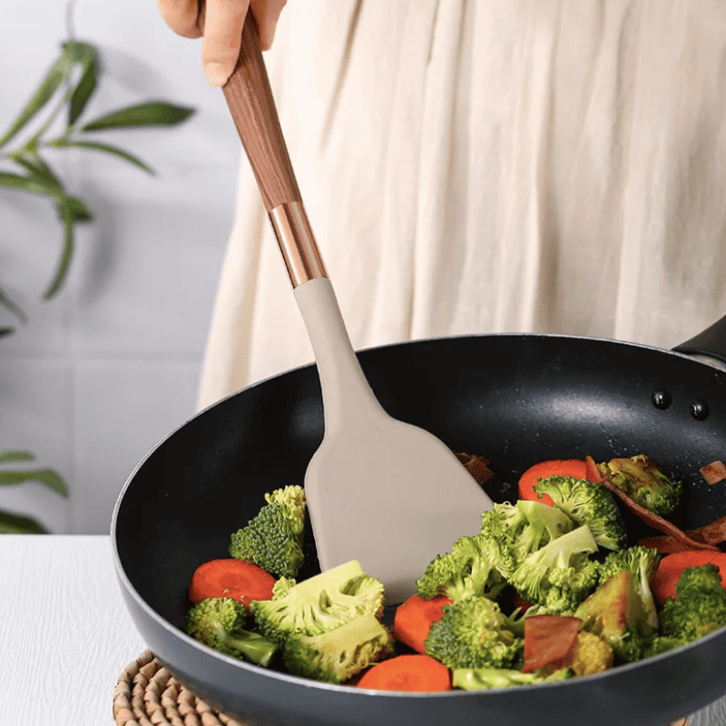 Luvikno | Mattrygge Silikon Kjøkkenredskaper med Trehåndtak – KitchenElegance