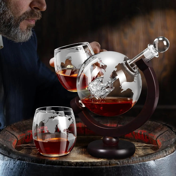 Glass Whiskey Decanter Set med Trestativ Gravert Verdensball Design | Luvikno