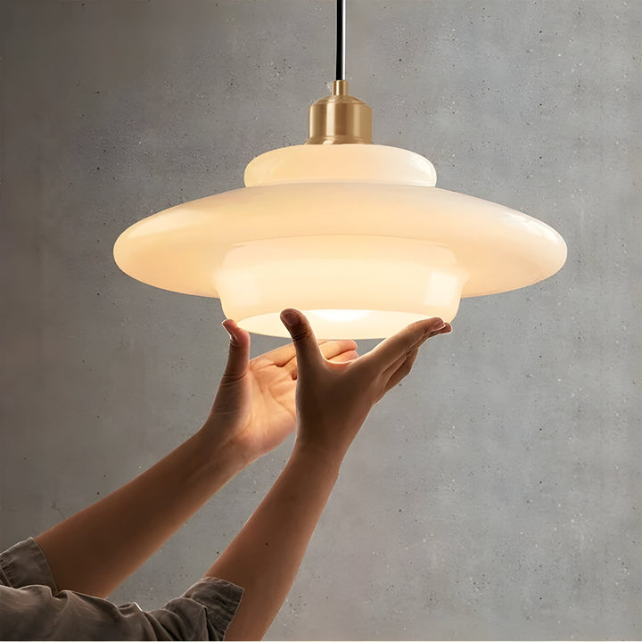 AuraBeam Light – Minimalist elfenbensfarget LED pendellampe laget av glass | Luvikno