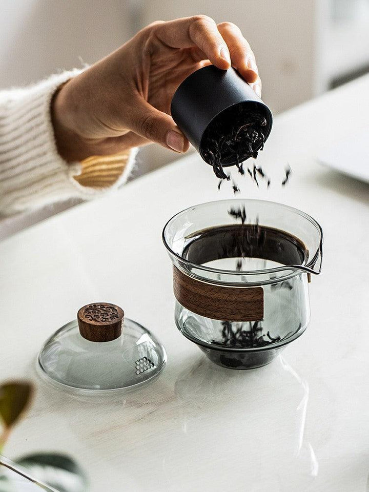 Elegant varmebestandig glasskopp med valnøttlokk for teelskere | Luvikno