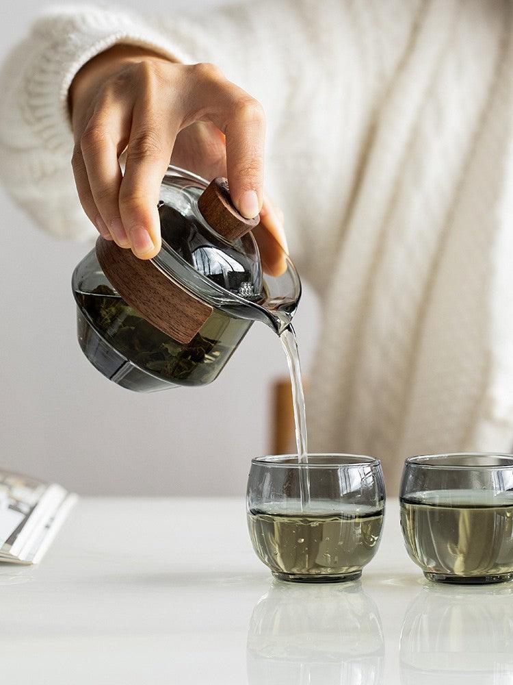 Elegant varmebestandig glasskopp med valnøttlokk for teelskere | Luvikno