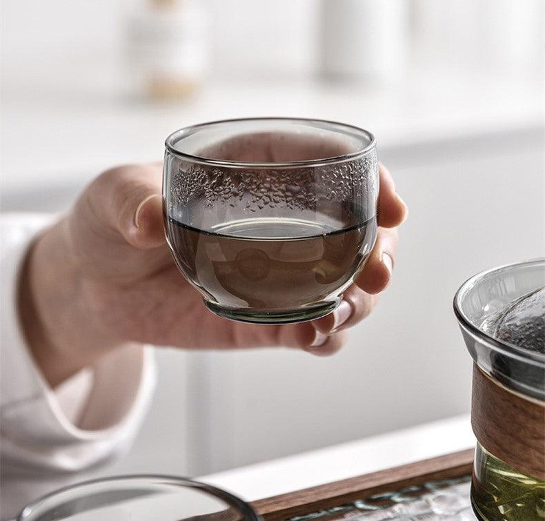 Elegant varmebestandig glasskopp med valnøttlokk for teelskere | Luvikno