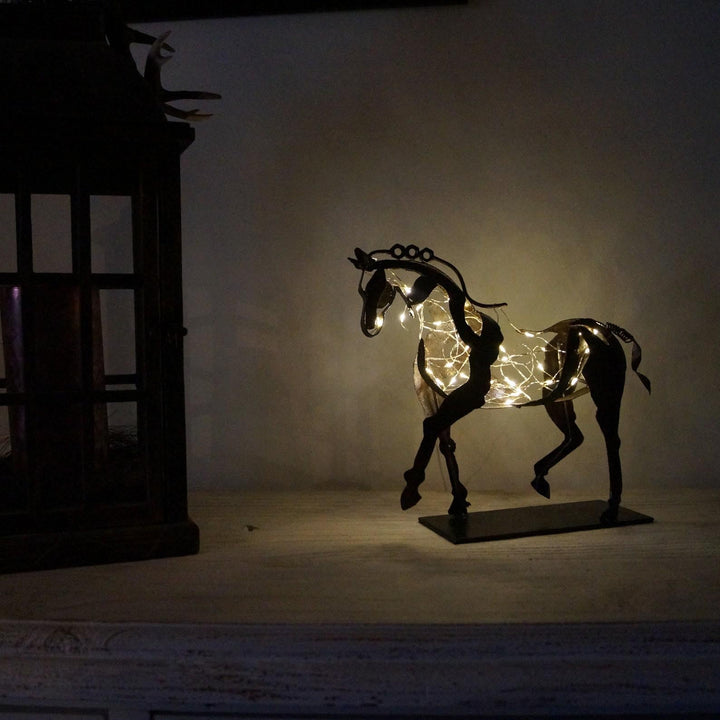RustGlow - Abstrakt Rust Hest Skulptur med LED Lys Bolle