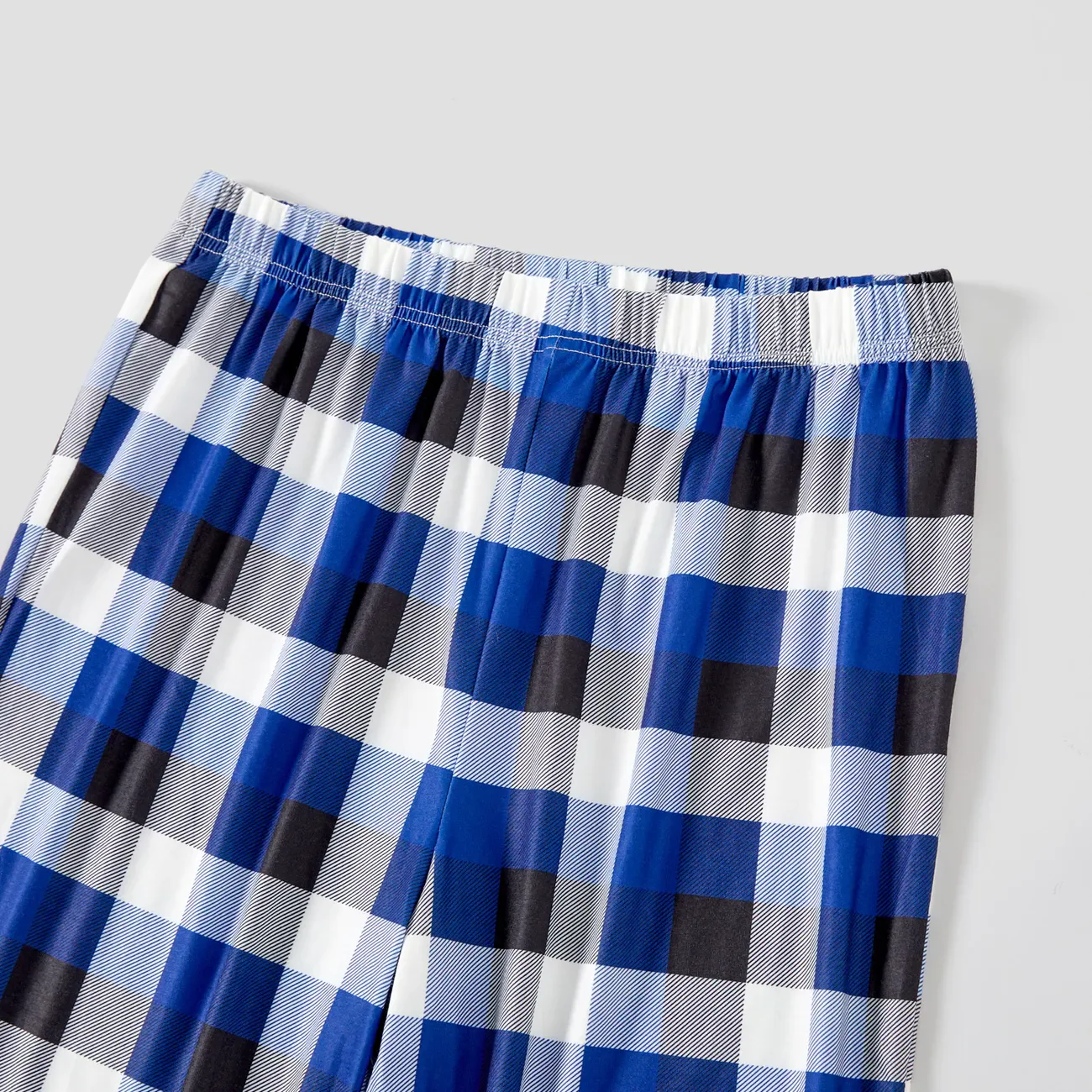 Luvik | Tummansininen ja valkoinen ruudullinen joulu pyjama kolmiosainen setti, jossa on lumiukko ja joulukuusen painatus