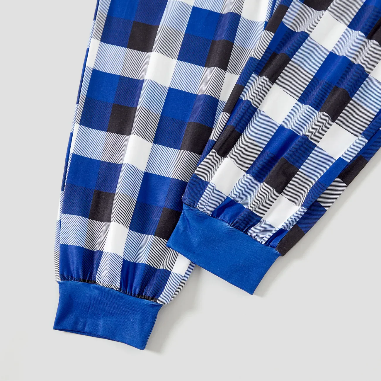 Luvik | Tummansininen ja valkoinen ruudullinen joulu pyjama kolmiosainen setti, jossa on lumiukko ja joulukuusen painatus