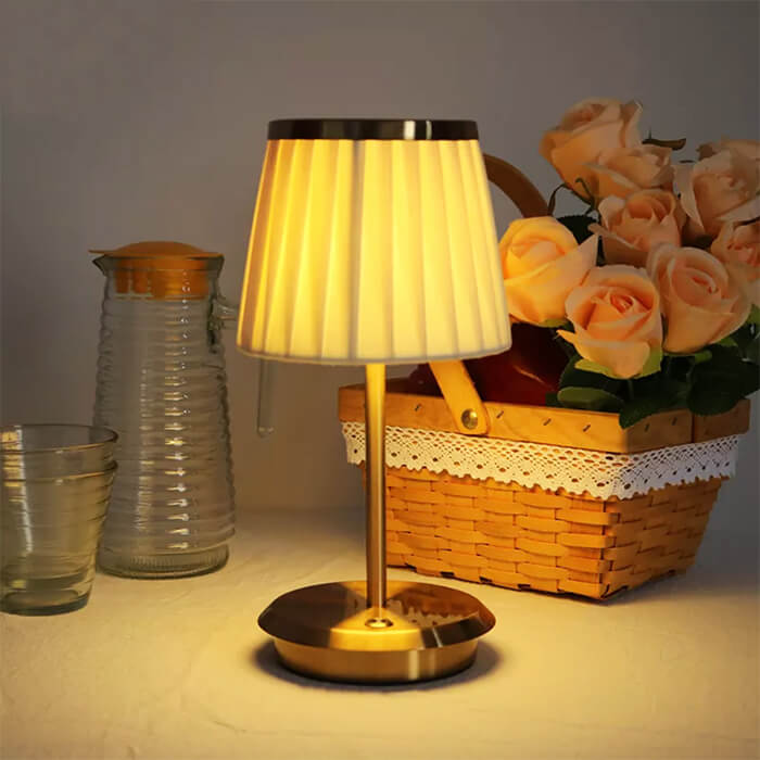 Luvikno | Golden DreamDrape Bordlampe – Eleganse og Fleksibilitet