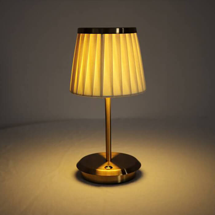 Luvikno | Golden DreamDrape Bordlampe – Eleganse og Fleksibilitet