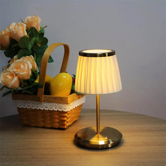 Luvikno | Golden DreamDrape Bordlampe – Eleganse og Fleksibilitet