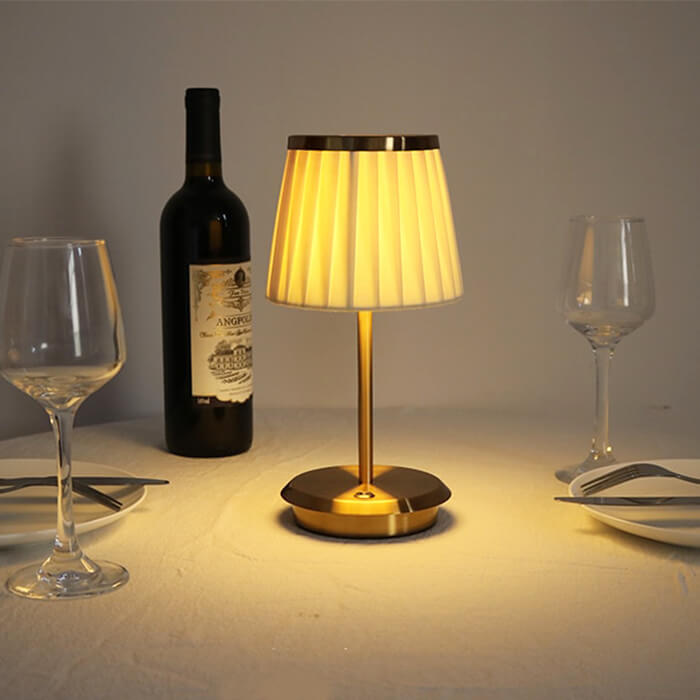 Luvikno | Golden DreamDrape Bordlampe – Eleganse og Fleksibilitet