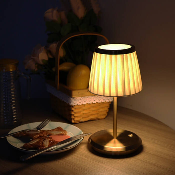 Luvikno | Golden DreamDrape Bordlampe – Eleganse og Fleksibilitet