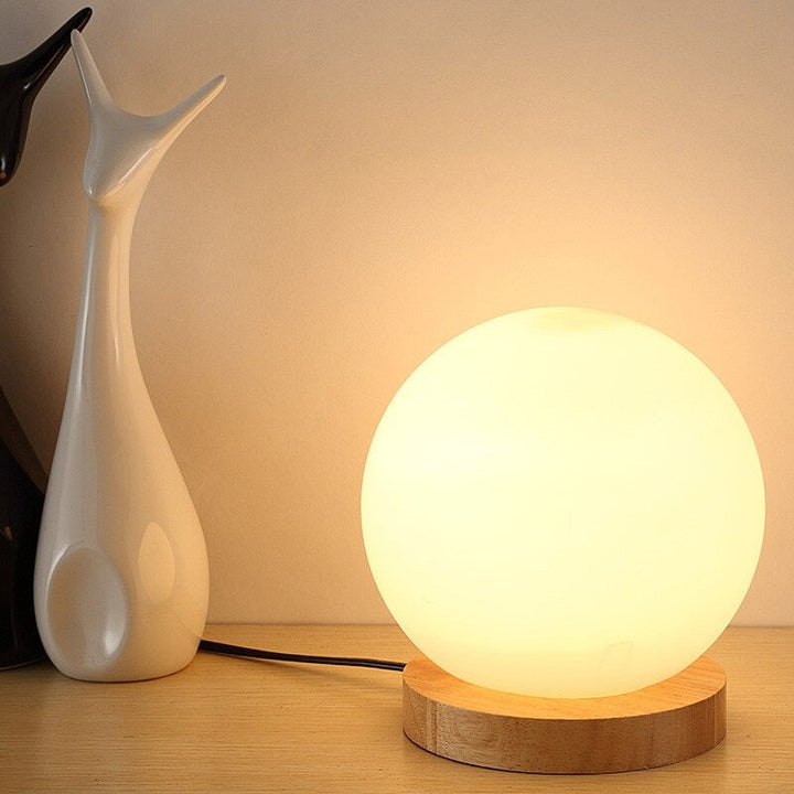 Rund LED Nattbordlampe med Frostet Glasskjerm og Trebase | Luvikno