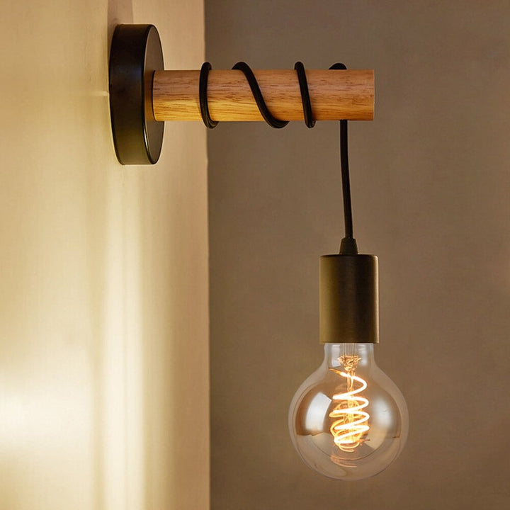 Svart industriell vegglampe med trebase | Luvikno