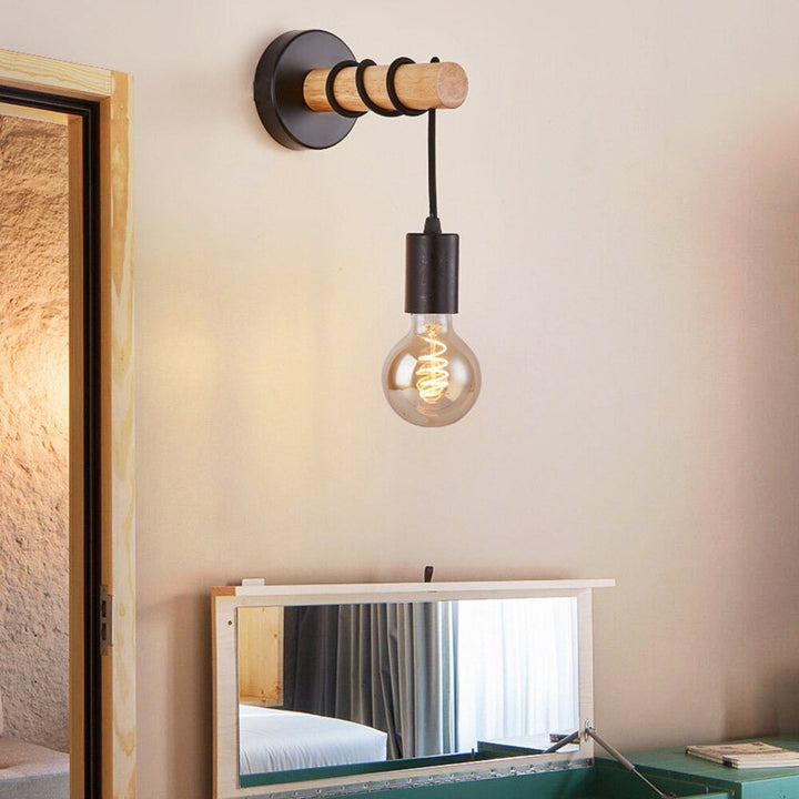 Svart industriell vegglampe med trebase | Luvikno